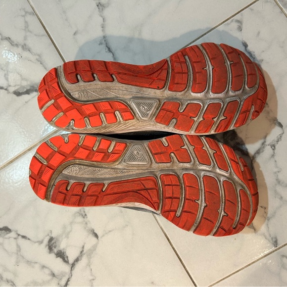 ASICS  size 10 very worn - Picture 3 of 10